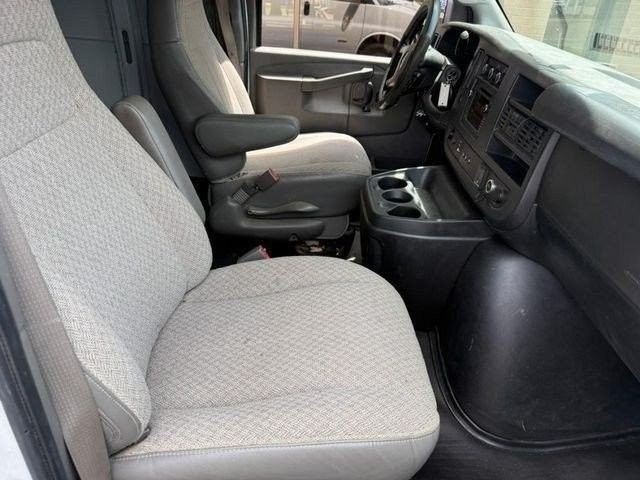 GMC Savana Cargo Van Vehicle Full-screen Gallery Image 11