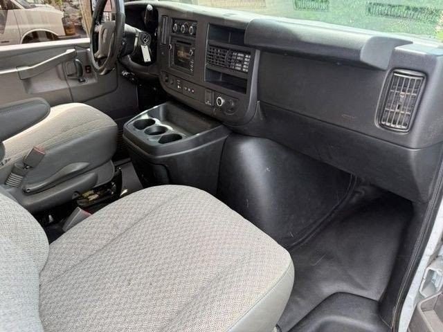 GMC Savana Cargo Van Vehicle Full-screen Gallery Image 12