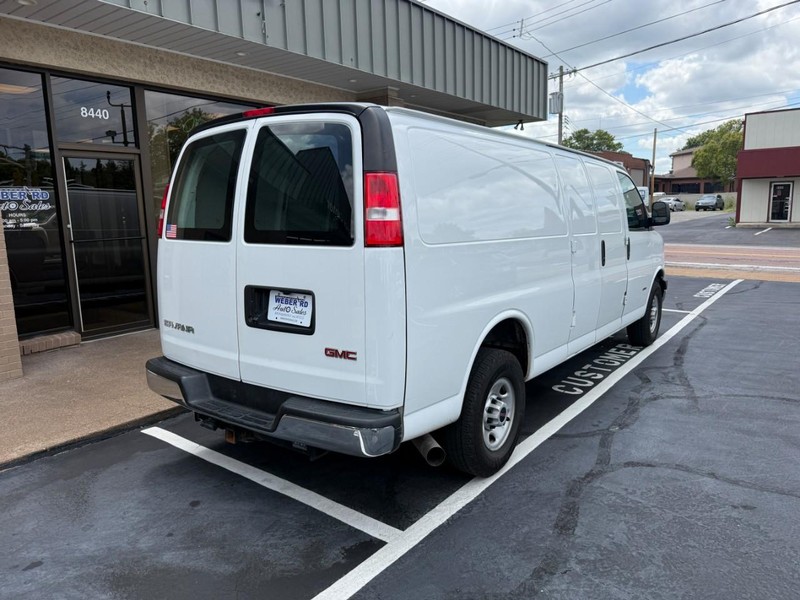 GMC Savana Cargo Van Vehicle Full-screen Gallery Image 3