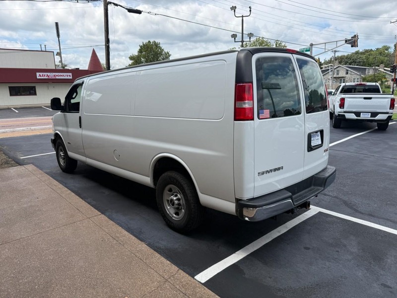 GMC Savana Cargo Van Vehicle Full-screen Gallery Image 4