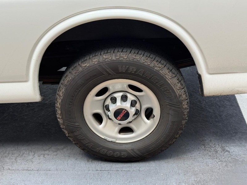 GMC Savana Cargo Van Vehicle Full-screen Gallery Image 5