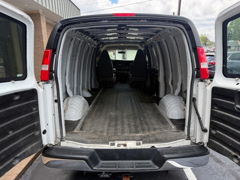 GMC Savana Cargo Van Vehicle Full-screen Gallery Image 6