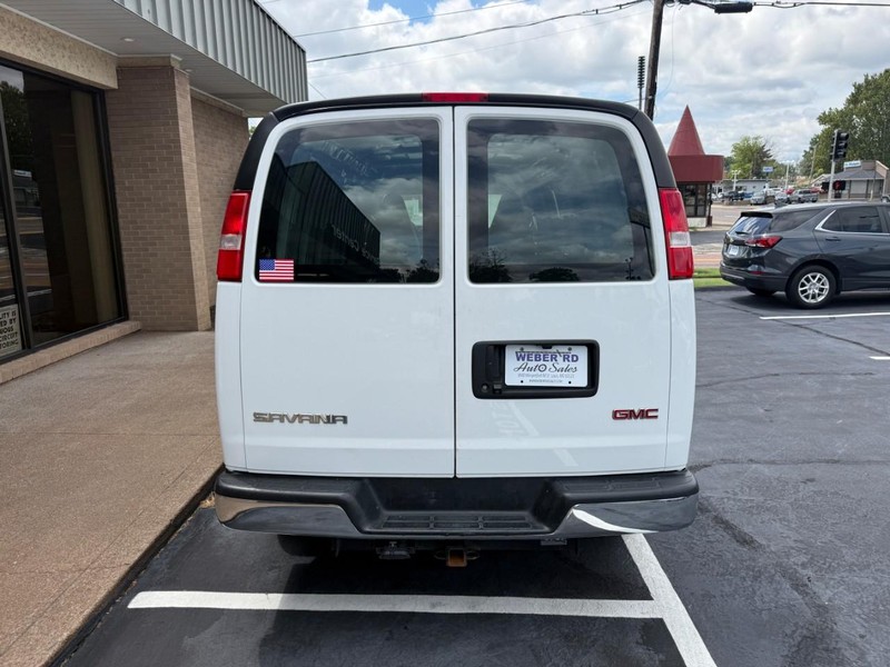 GMC Savana Cargo Van Vehicle Full-screen Gallery Image 7