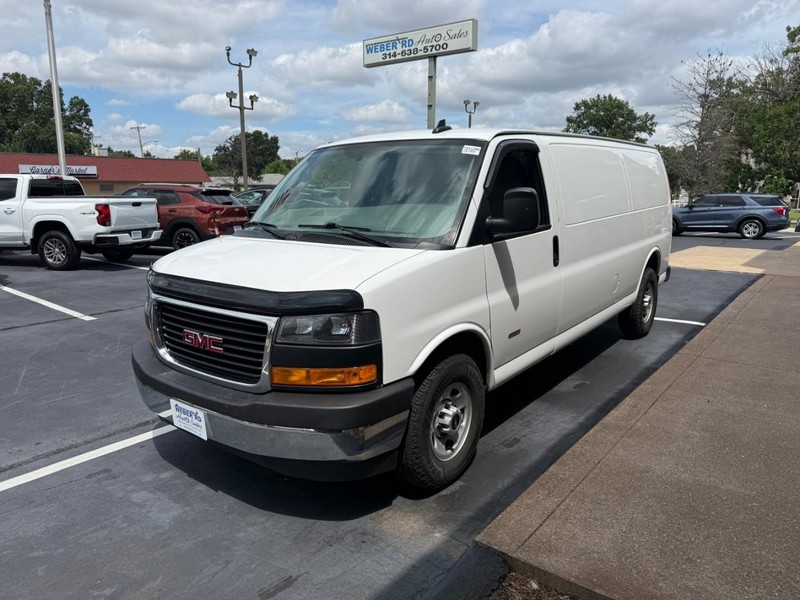 GMC Savana Cargo Van Vehicle Full-screen Gallery Image 8