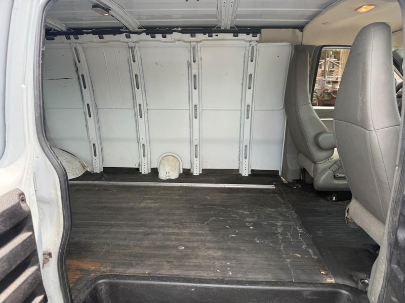 GMC Savana Cargo Van Vehicle Full-screen Gallery Image 10