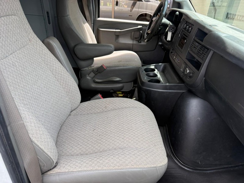 GMC Savana Cargo Van Vehicle Full-screen Gallery Image 11