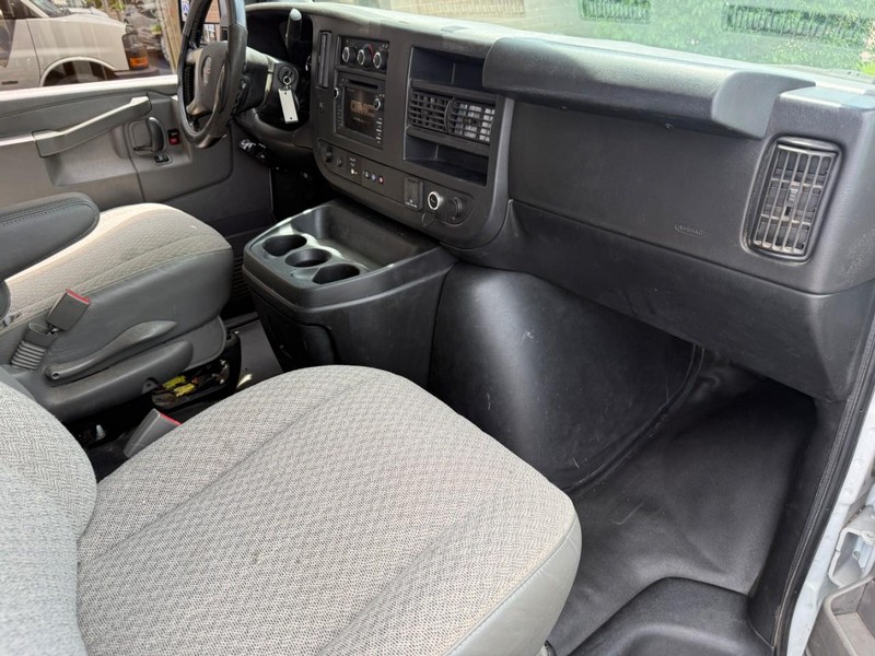 GMC Savana Cargo Van Vehicle Full-screen Gallery Image 12
