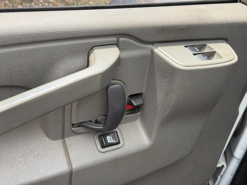 GMC Savana Cargo Van Vehicle Full-screen Gallery Image 13