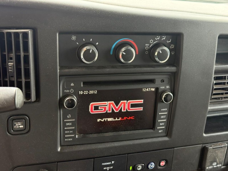 GMC Savana Cargo Van Vehicle Full-screen Gallery Image 18