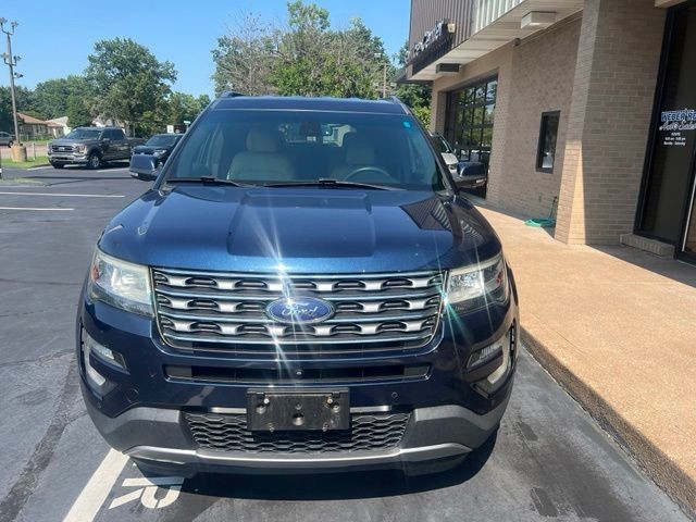 Ford Explorer Vehicle Full-screen Gallery Image 2