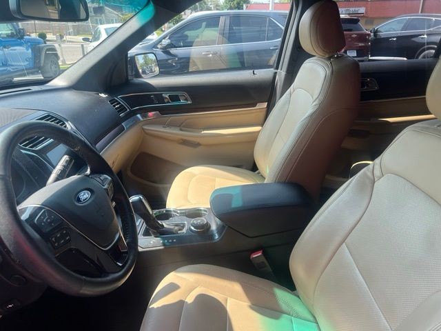 Ford Explorer Vehicle Full-screen Gallery Image 6