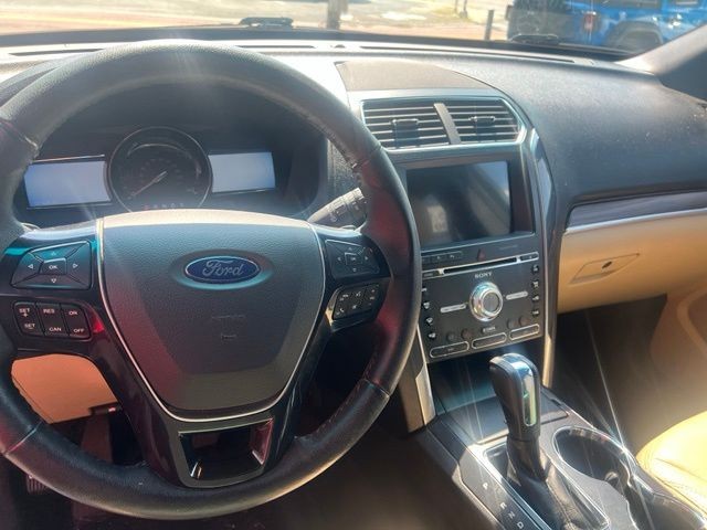 Ford Explorer Vehicle Full-screen Gallery Image 7