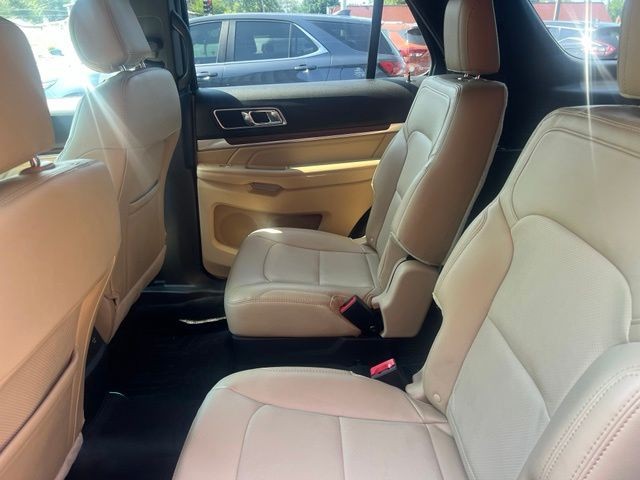 Ford Explorer Vehicle Full-screen Gallery Image 8