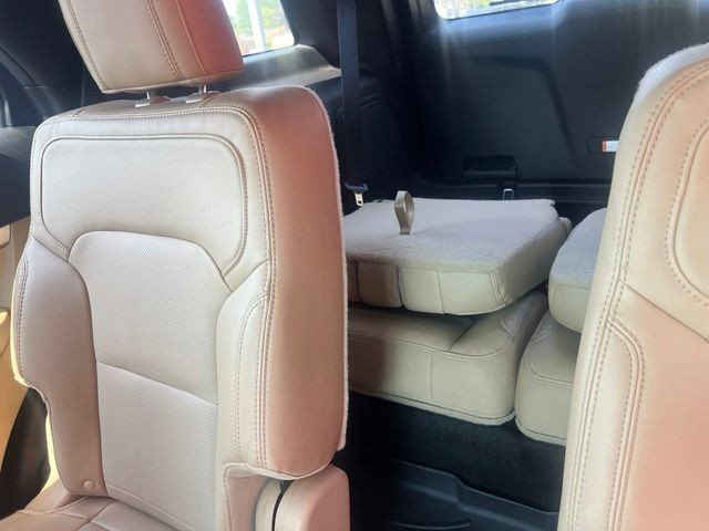 Ford Explorer Vehicle Full-screen Gallery Image 9