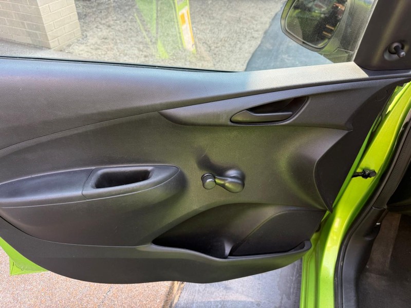 Chevrolet Spark Vehicle Full-screen Gallery Image 9