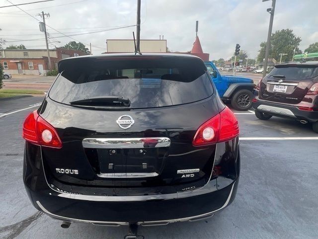 Nissan Rogue Vehicle Full-screen Gallery Image 04