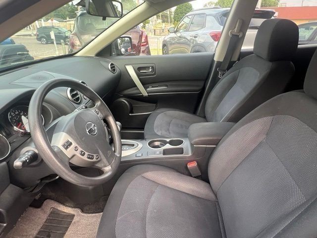 Nissan Rogue Vehicle Full-screen Gallery Image 06