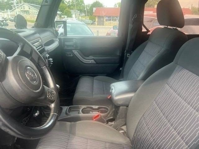 Jeep Wrangler Vehicle Full-screen Gallery Image 06