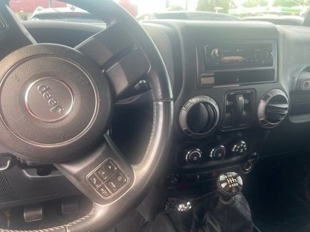 Jeep Wrangler Vehicle Full-screen Gallery Image 07