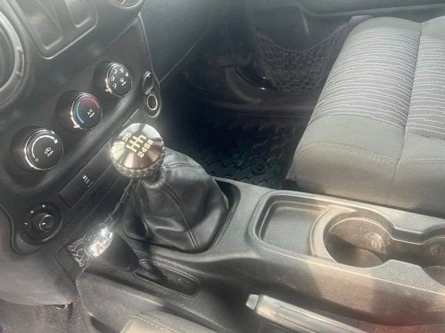 Jeep Wrangler Vehicle Full-screen Gallery Image 08