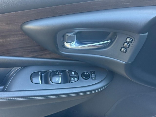 Nissan Murano Vehicle Full-screen Gallery Image 17