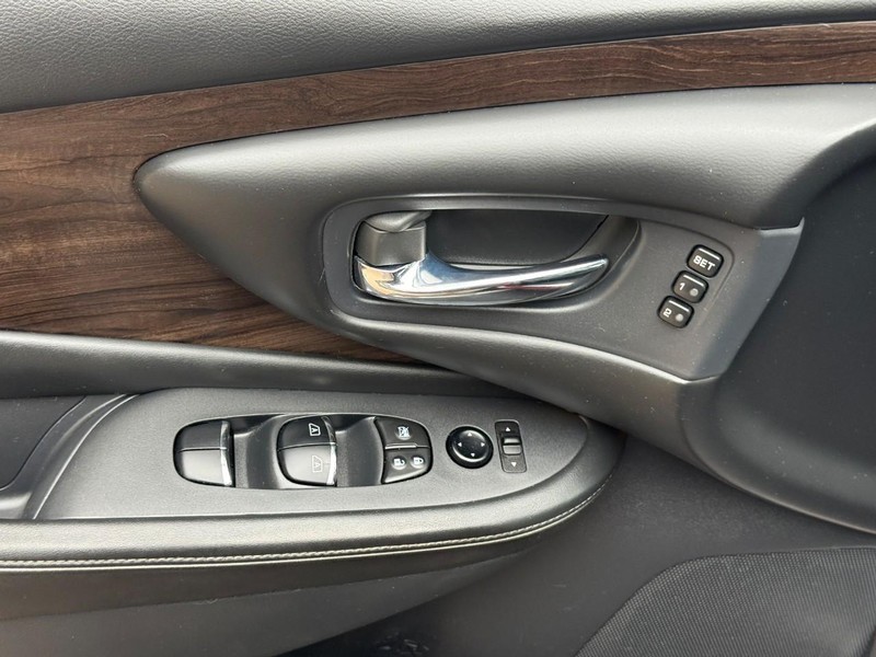 Nissan Murano Vehicle Full-screen Gallery Image 17