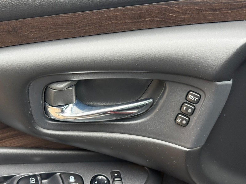 Nissan Murano Vehicle Full-screen Gallery Image 18