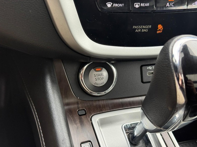 Nissan Murano Vehicle Full-screen Gallery Image 24