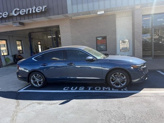Honda Accord Sedan Vehicle Full-screen Gallery Image 2