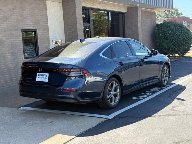 Honda Accord Sedan Vehicle Full-screen Gallery Image 3