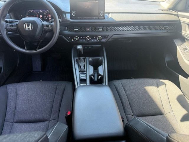 Honda Accord Sedan Vehicle Full-screen Gallery Image 11