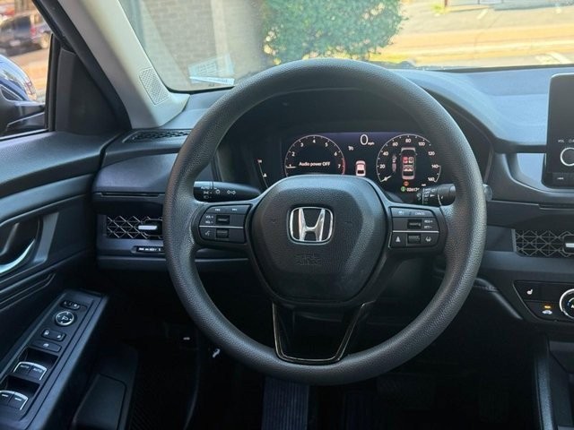 Honda Accord Sedan Vehicle Full-screen Gallery Image 12
