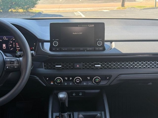 Honda Accord Sedan Vehicle Full-screen Gallery Image 13