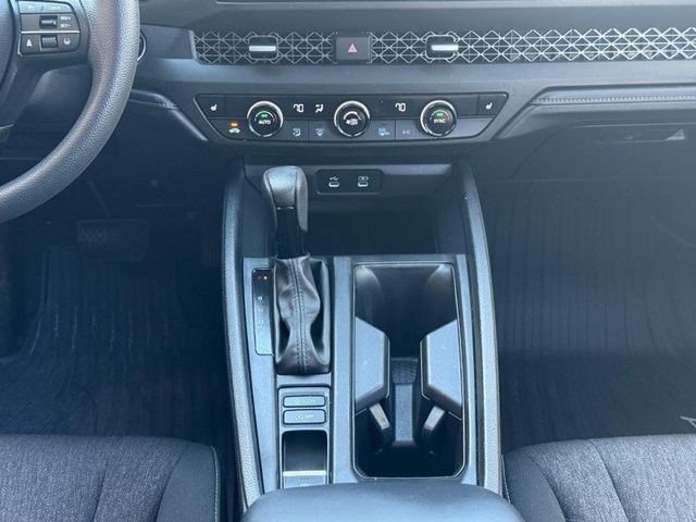 Honda Accord Sedan Vehicle Full-screen Gallery Image 15