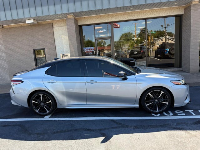 Toyota Camry Vehicle Full-screen Gallery Image 2