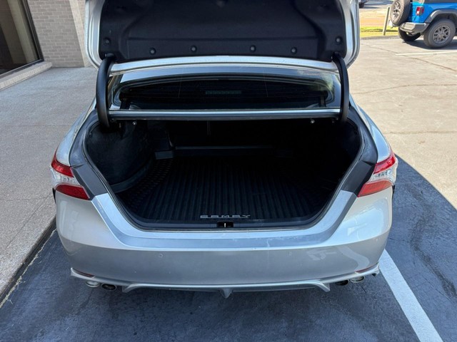Toyota Camry Vehicle Full-screen Gallery Image 6