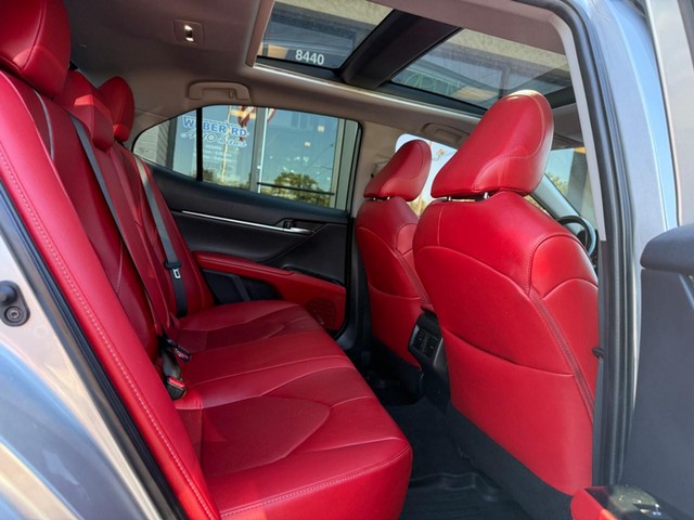 Toyota Camry Vehicle Full-screen Gallery Image 10