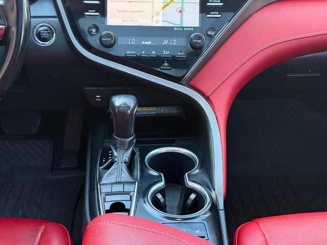 Toyota Camry Vehicle Full-screen Gallery Image 15