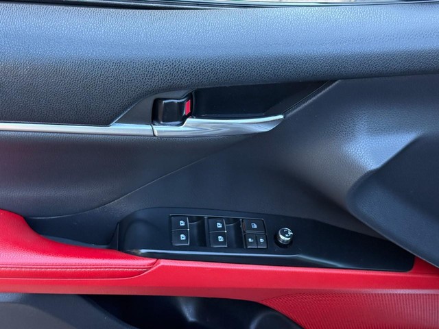 Toyota Camry Vehicle Full-screen Gallery Image 16