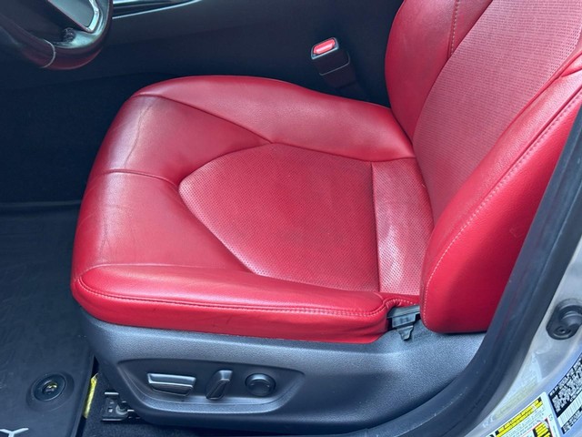 Toyota Camry Vehicle Full-screen Gallery Image 17