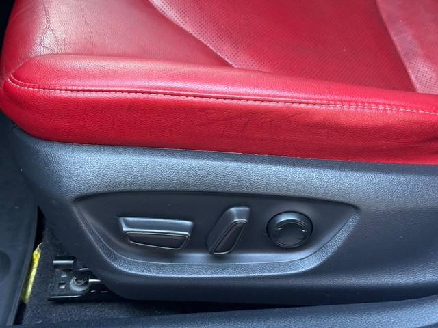 Toyota Camry Vehicle Full-screen Gallery Image 18