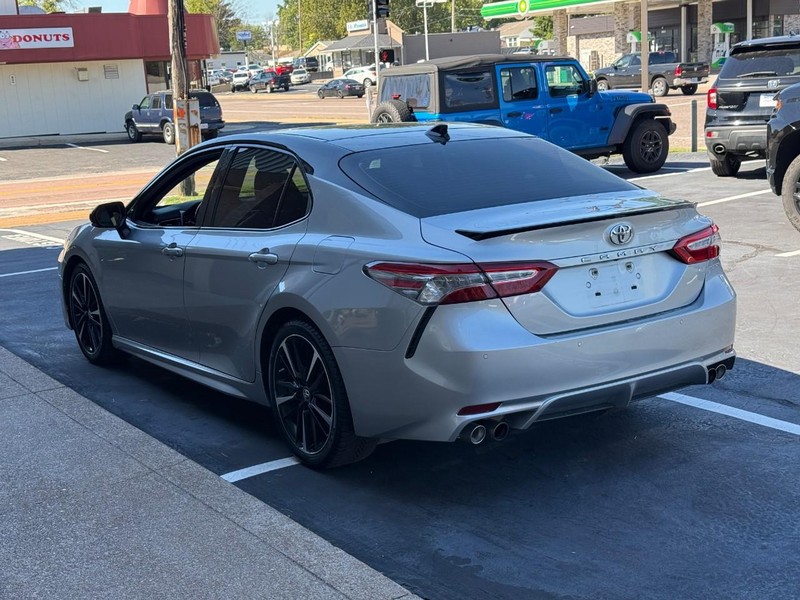 Toyota Camry Vehicle Full-screen Gallery Image 4