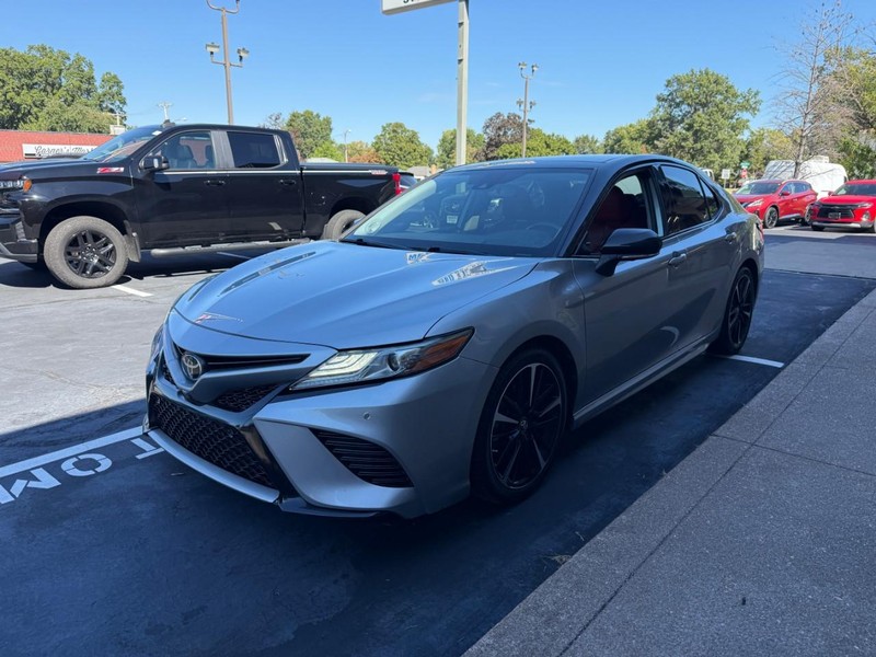 Toyota Camry Vehicle Full-screen Gallery Image 8