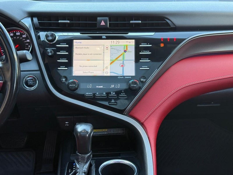 Toyota Camry Vehicle Full-screen Gallery Image 14