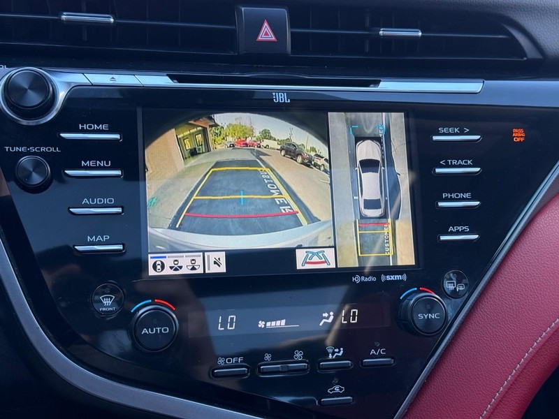 Toyota Camry Vehicle Full-screen Gallery Image 23