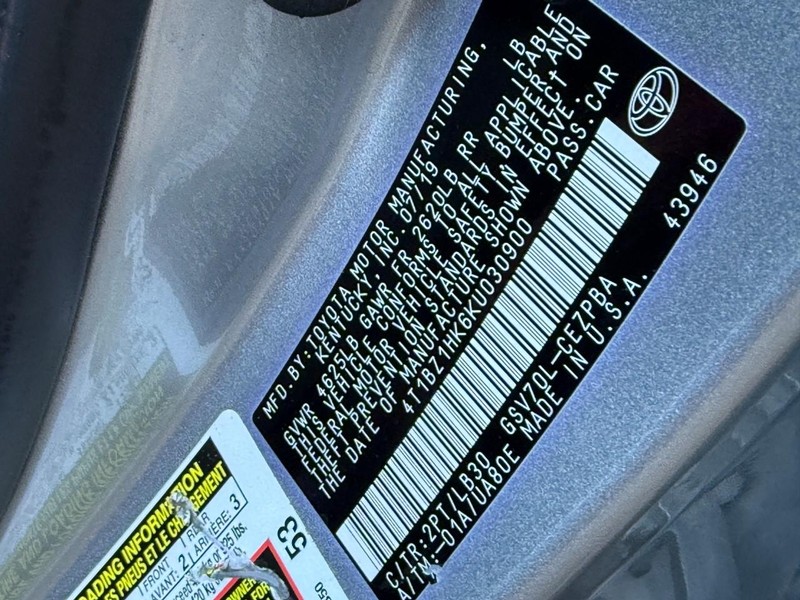 Toyota Camry Vehicle Full-screen Gallery Image 24
