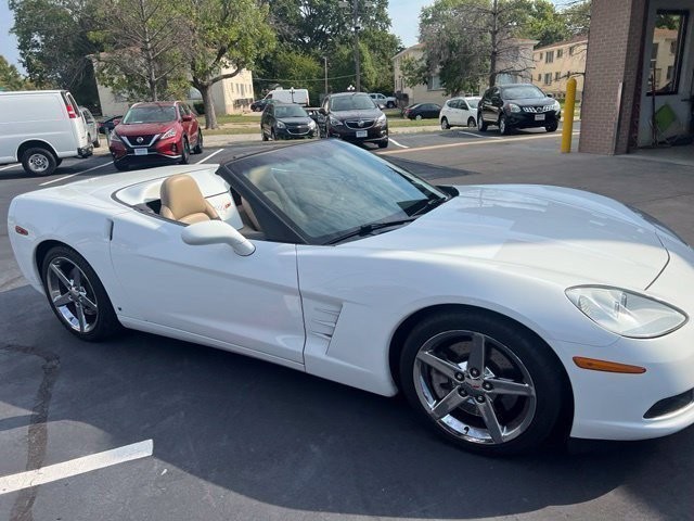 Chevrolet Corvette Vehicle Full-screen Gallery Image 03