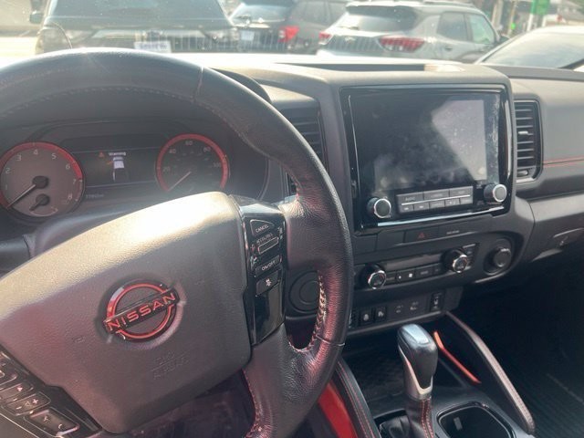 Nissan Frontier Vehicle Full-screen Gallery Image 08