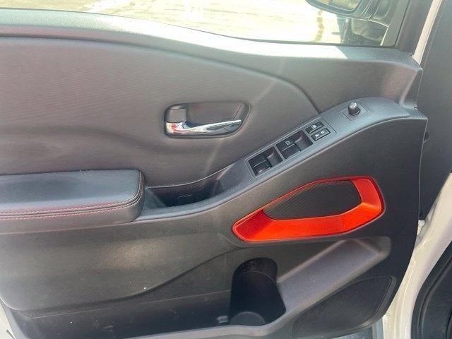Nissan Frontier Vehicle Full-screen Gallery Image 09