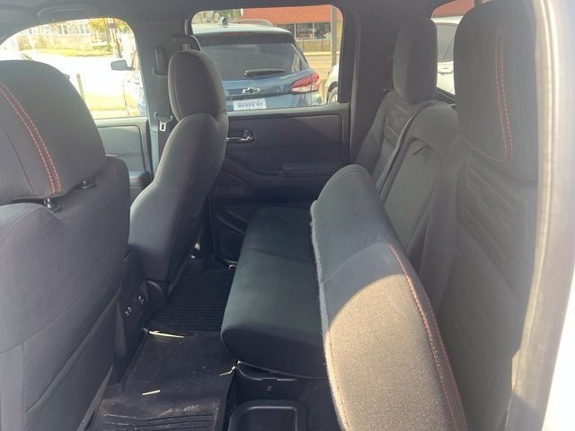 Nissan Frontier Vehicle Full-screen Gallery Image 10